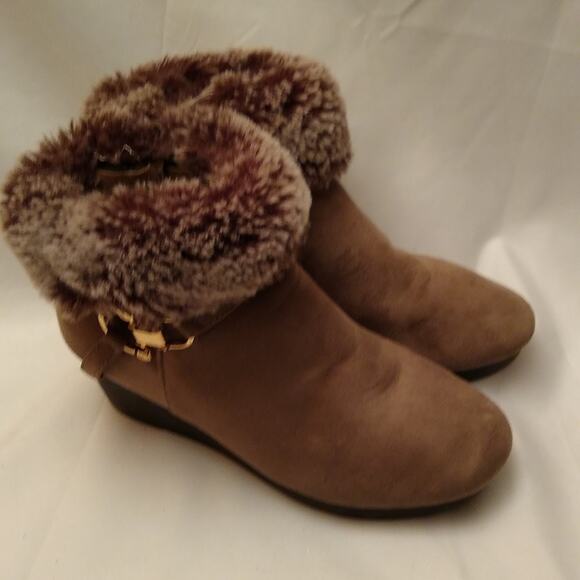 Unionbay faux-suede with faux fur on top ankle boots. Size 6 - Picture 1 of 7